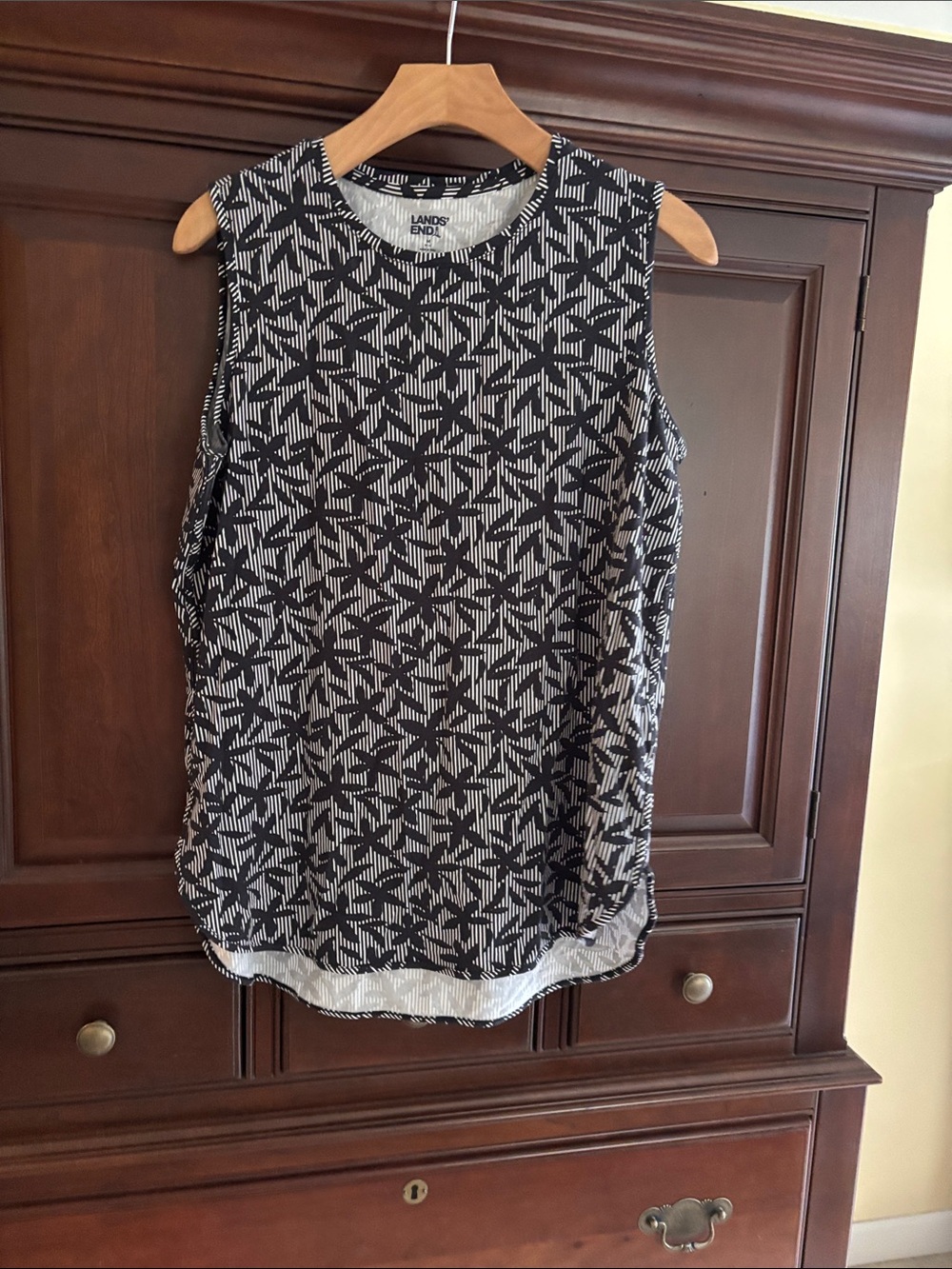 Lands' End Black and White Geometric Sleeveless Camisole